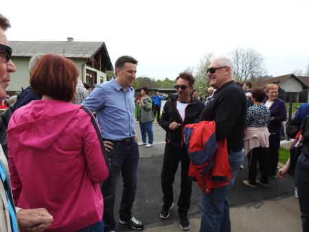 Pohod po novozgrajenih pločnikih 62